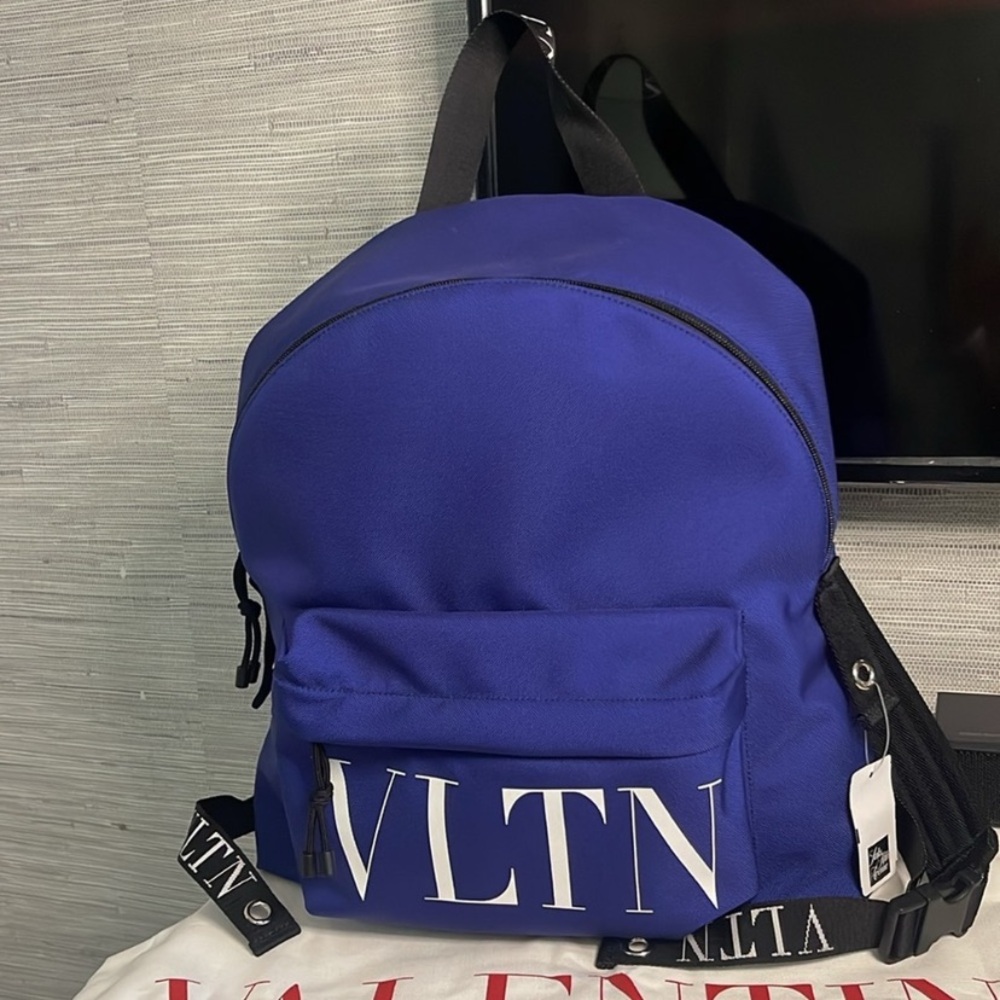 NEW‼️ Valentino Garavani Logo-Print Backpack - Picture 3 of 13